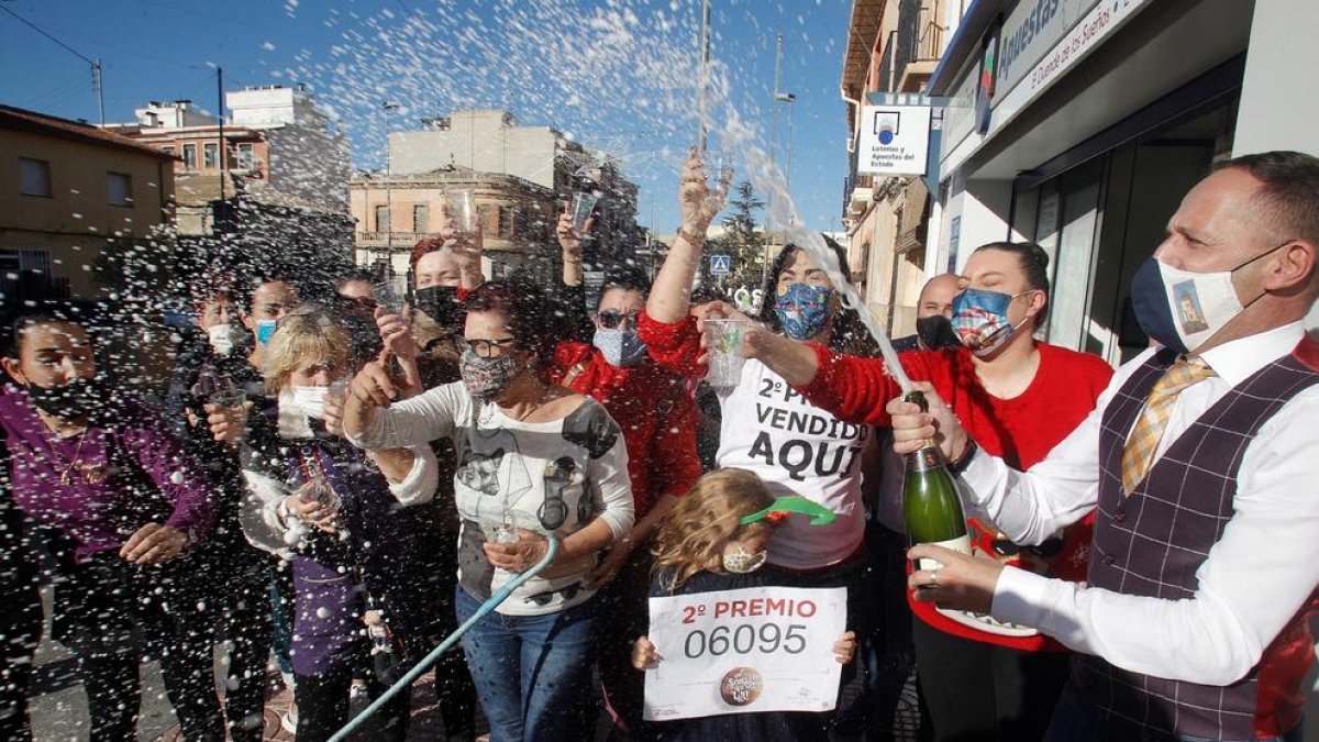 Eufòria a l’administració 2 de Pinoso, que va repartir 30 milions amb el segon premi de la loteria.