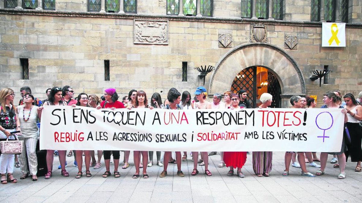 Imagen de la concentración. Abajo, la portavoz de Dones a Escena, durante la lectura de su manifiesto.