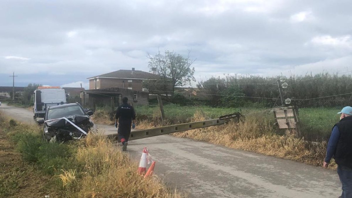 Vista del vehículo que se empotró ayer contra un poste de media tensión en Alguaire. 