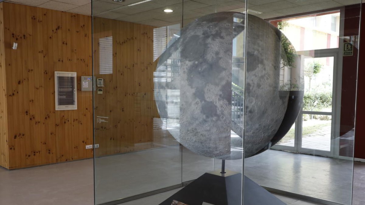 Maqueta de la Luna entregada por la NASA a Joan Oró. 