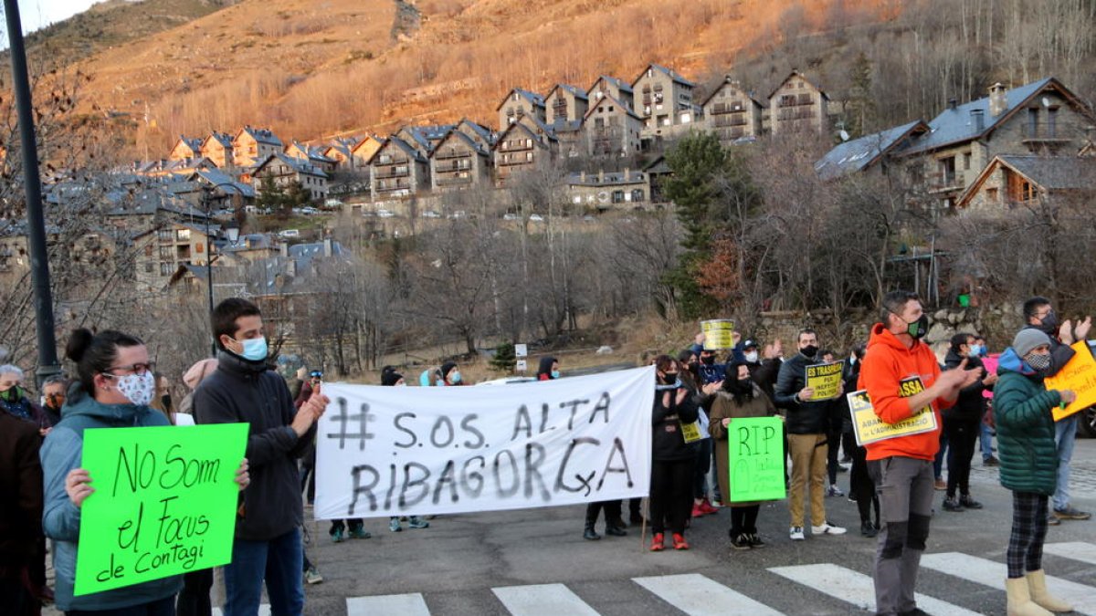 Alguns dels manifestants amb pancartes en contra de les limitacions i franges horàries.