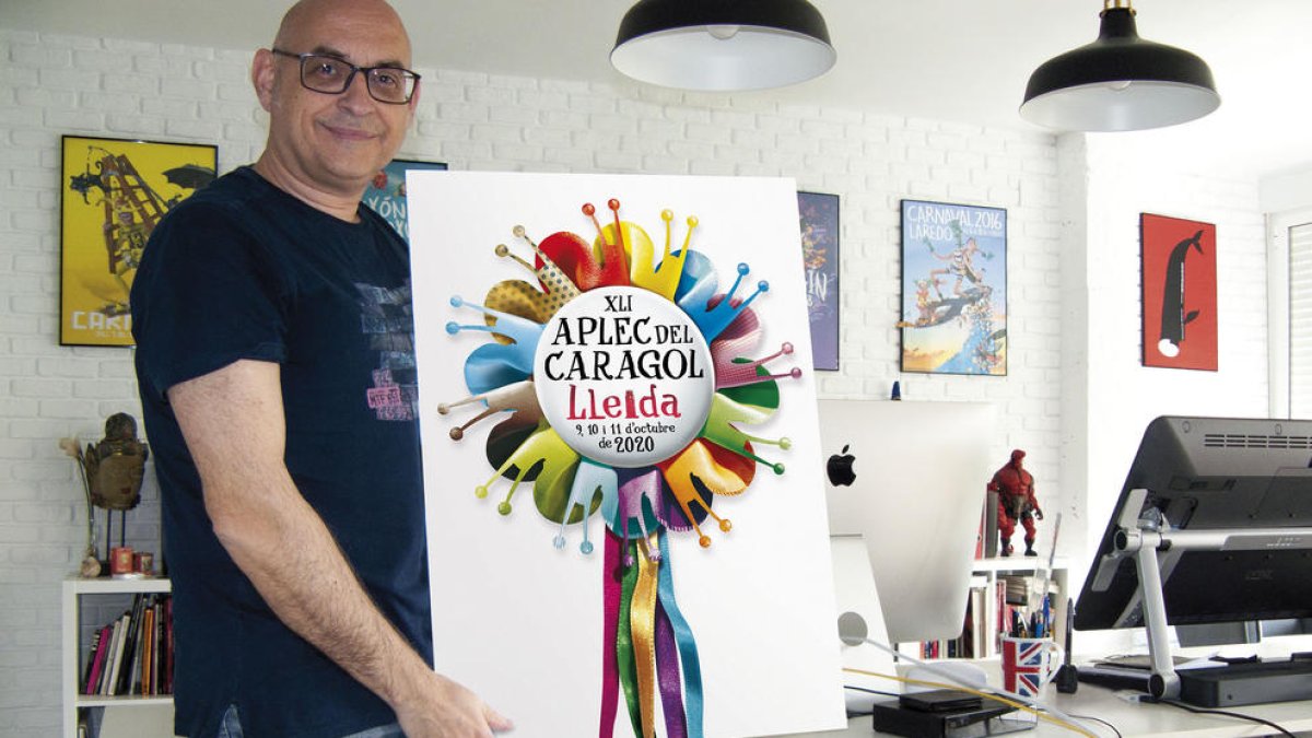 El dissenyador Cristóbal Aguiló, resident a Cartagena, mostra el cartell guanyador.