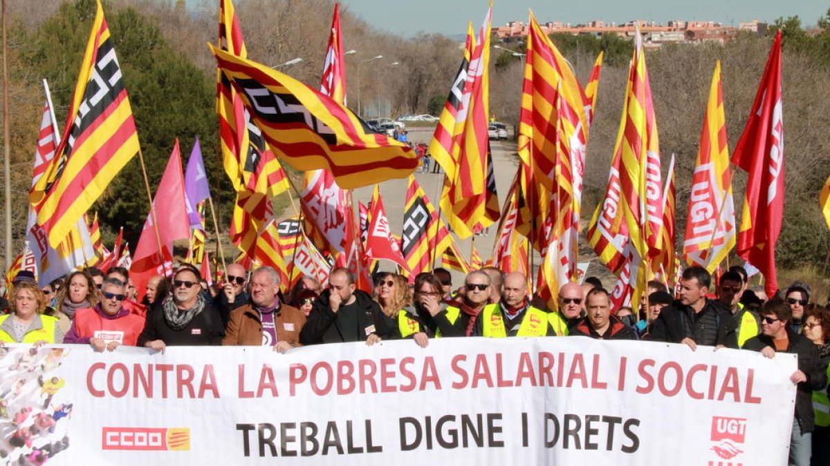 Alguns dels treballadors del complex petroquímic de Tarragona, ahir a la manifestació.
