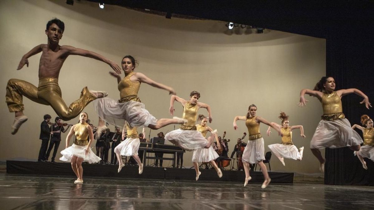 L’espectacle de música barroca i dansa contemporània ‘#Bachendansa’ va posar ahir el colofó al Teatre de la Passió a l’any cultural.