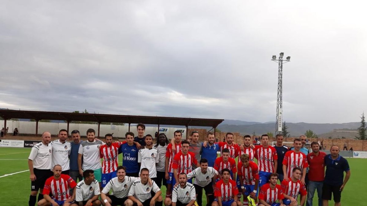 Los jugadores del Tremp y los del Pobla posaron juntos demostrando la gran deportividad de ambos.