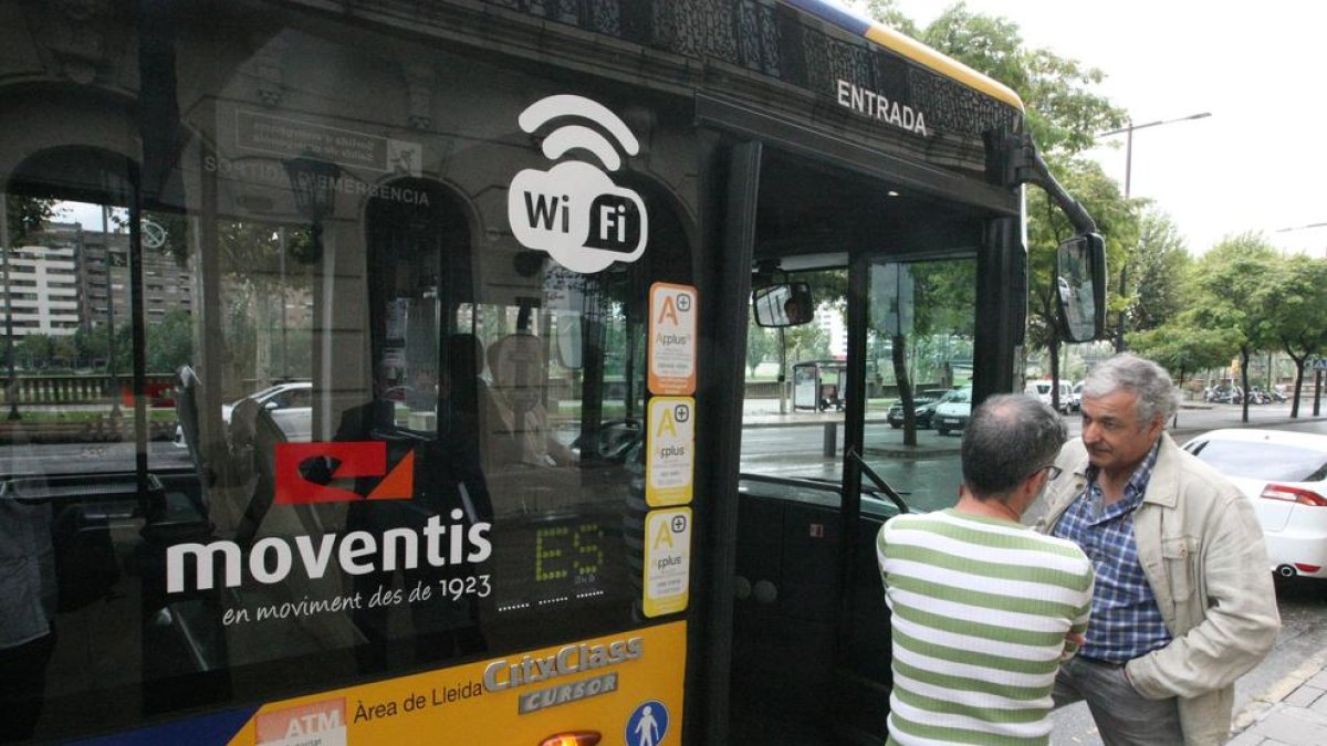 Imagen de archivo de un bus de Lleida con wifi.