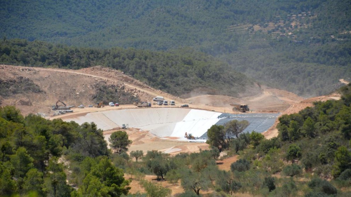 Miembros de la plataforma acudieron ayer a la zona de obras para fotografiarlas, con el fin de demostrar que el vertedero no reúne las condiciones mínimas para funcionar.