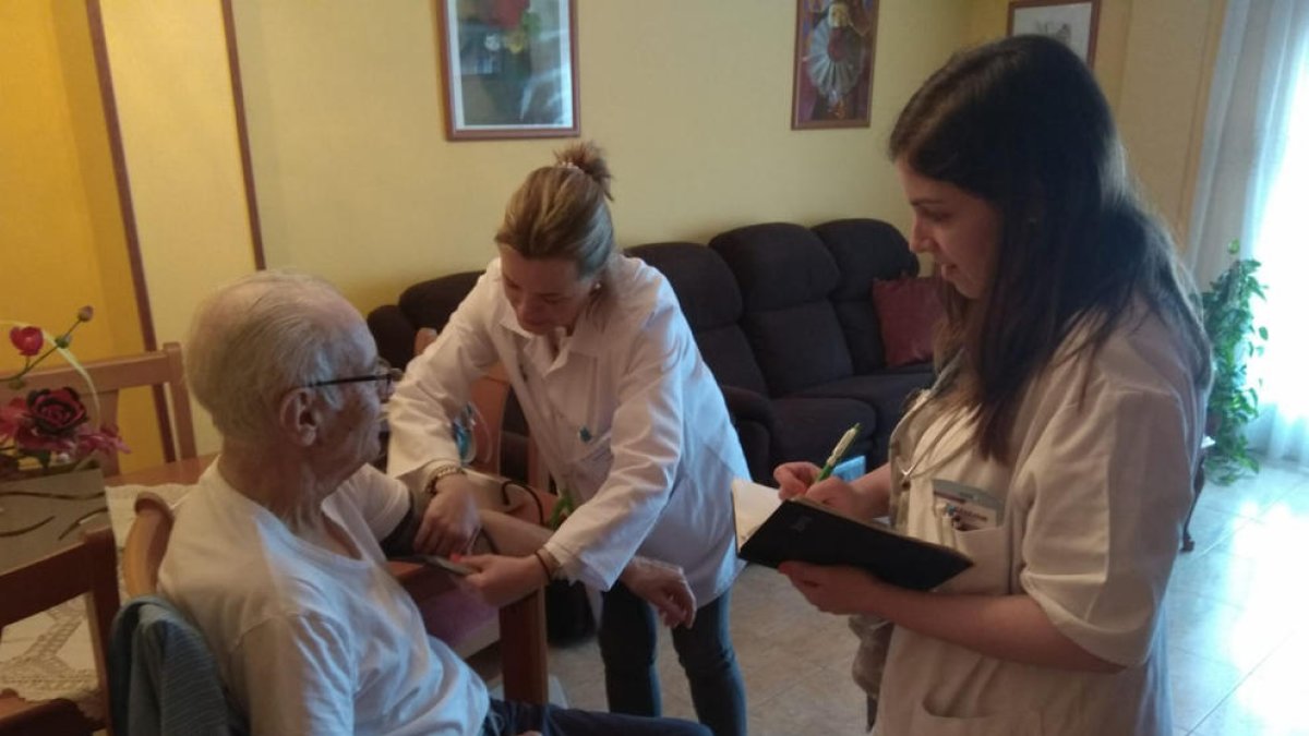 Enfermeras atienden a un paciente en su domicilio.