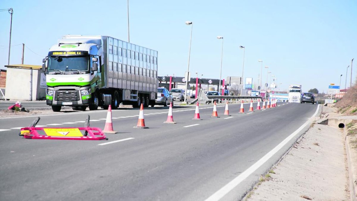 El tancament parcial de la carretera de Vallmanya per reparar l’avaria a la xarxa d’aigua d’Alcarràs.