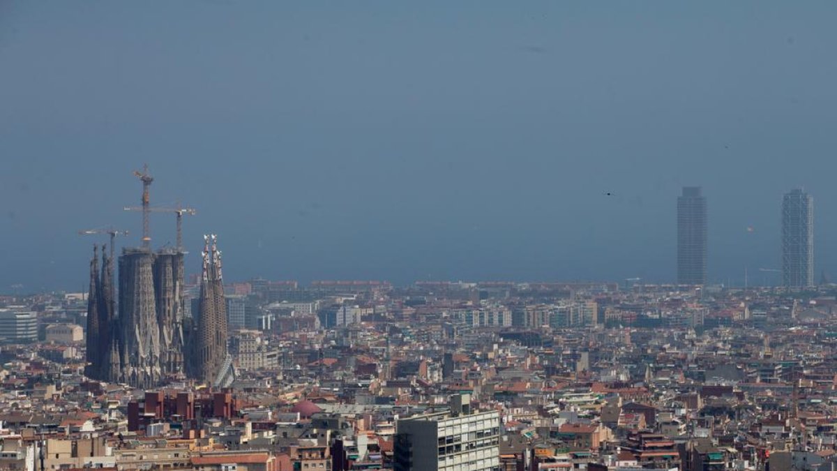 Vista de la ciutat de Barcelona durant un episodi d'alta contaminació per partícules.