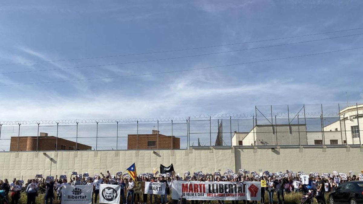 Centenares de personas se manifestaron ayer desde el Camp d'Esports hasta el centro penitenciario de Ponent.