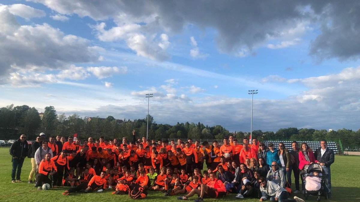 Foto de família de jugadors, tècnics i acompanyants dels equips de LSA a la Helsinki Cup.