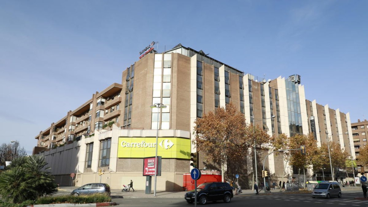 El centre Carrefour de passeig de Ronda és un dels establiments que han estat expedientats.