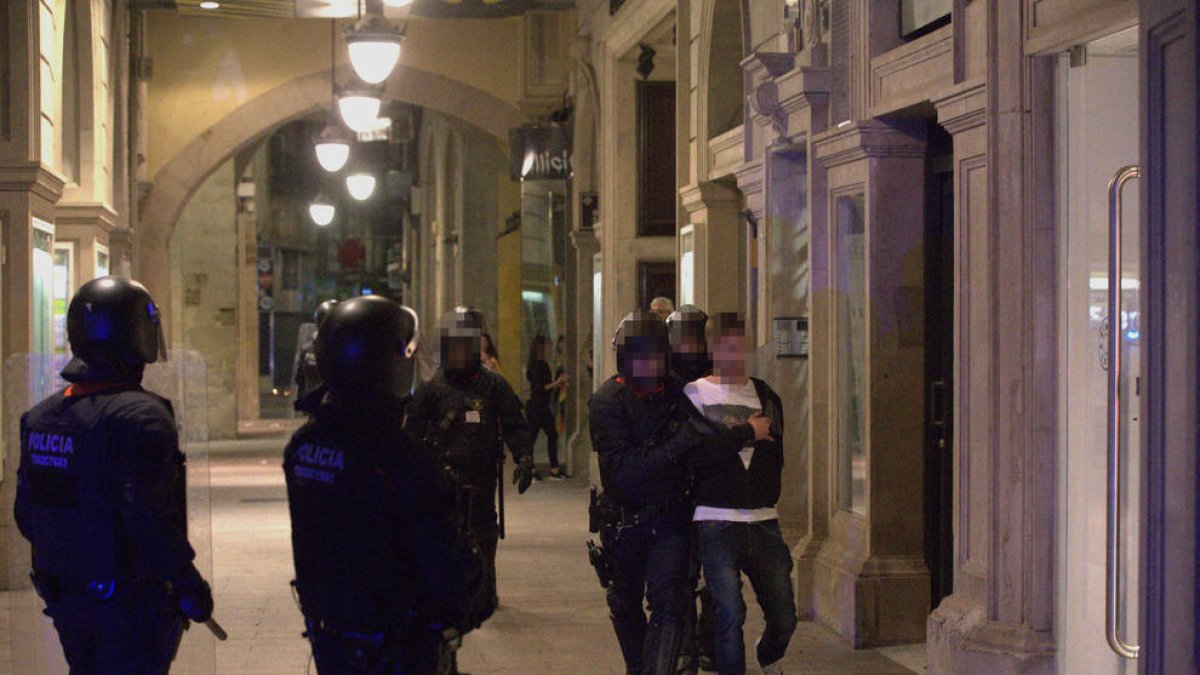 Imagen de uno de los dieciocho detenidos por los disturbios en el Eix Comercial de Lleida el 18 de octubre de 2019.