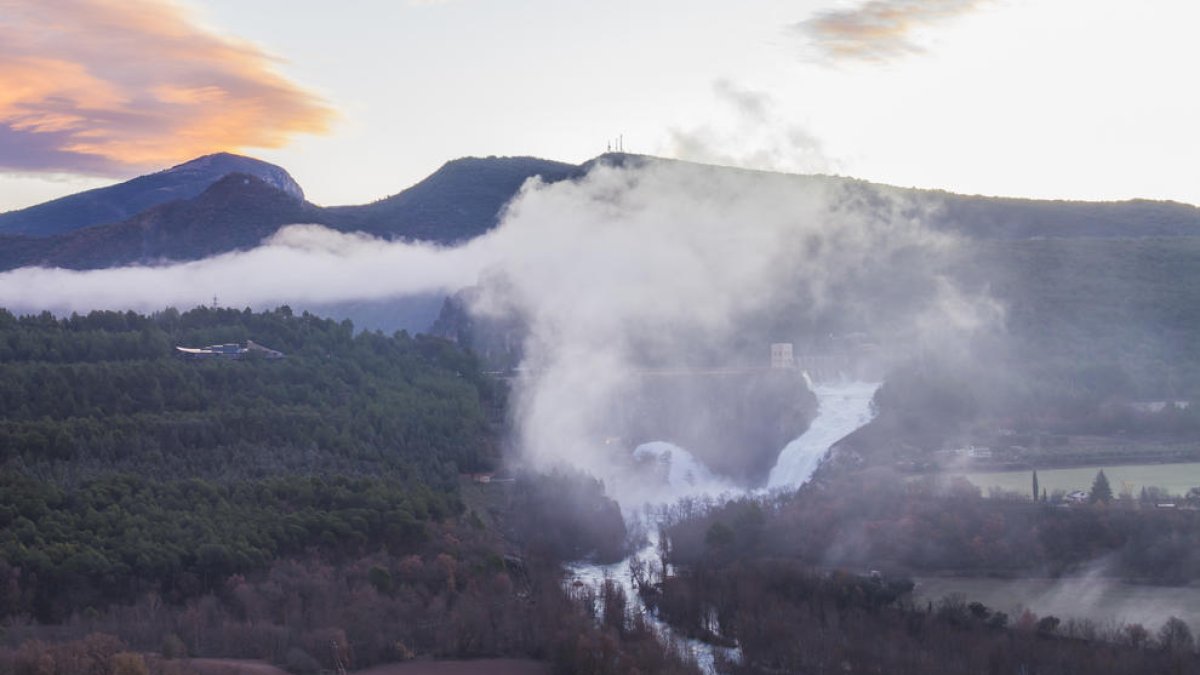 Imagen del pantano de Sant Antoni, en Talarn, desembalsando ayer agua tras llegar a su máxima capacidad.