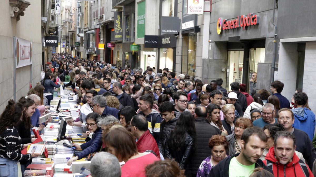 Una imatge de l’Eix Comercial de Lleida durant el dia de Sant Jordi del 2019, que avui no es repetirà.