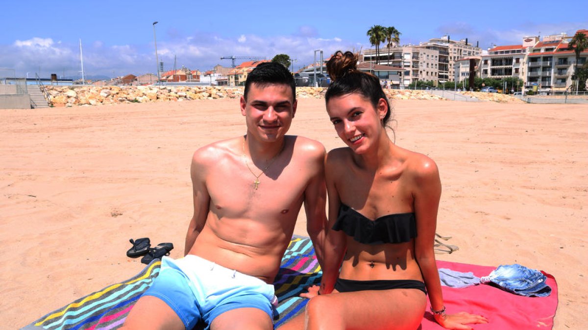 Esta pareja de jóvenes leridanos aprovecharon ayer para disfrutar de la playa en Cambrils.