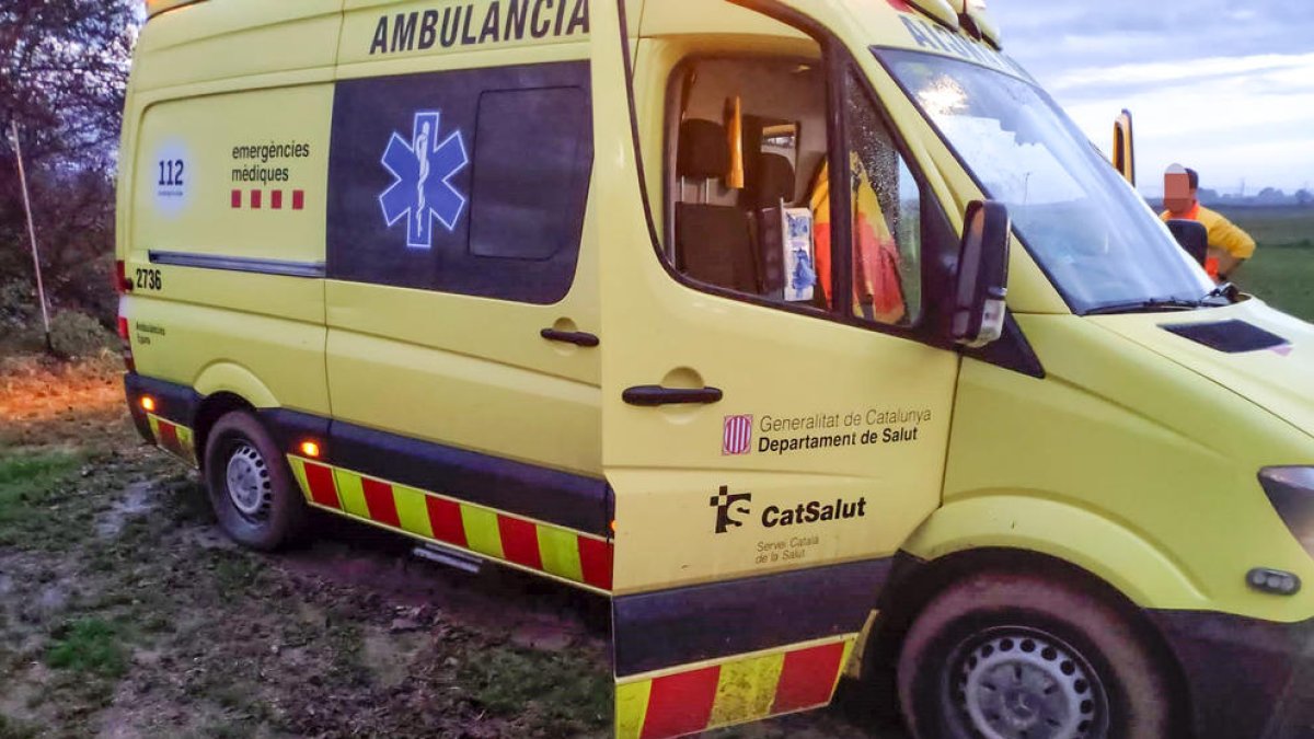 Imatge de l’ambulància que es va quedar atrapada al fang ahir a l’anar a l’accident a la Portella.