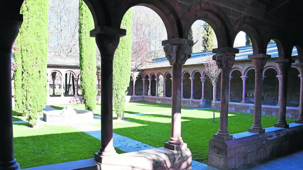 El claustro del Parc del Valira de La Seu d’Urgell, con los ‘singulares’ capiteles, reabrirá hoy al público.