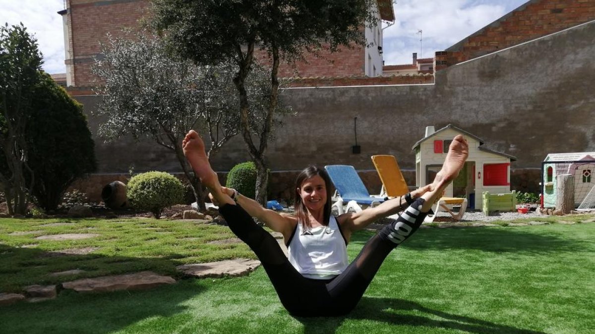 Sílvia Puigarnau fent un exercici a les classes online al jardí de casa, a Agramunt.