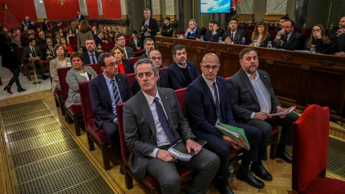 Els condemnats, al banc dels acusats, el 12 de febrer passat el primer dia del judici. El Suprem els ha imposat duríssimes penes que han provocat una onada d’indignació a Catalunya.