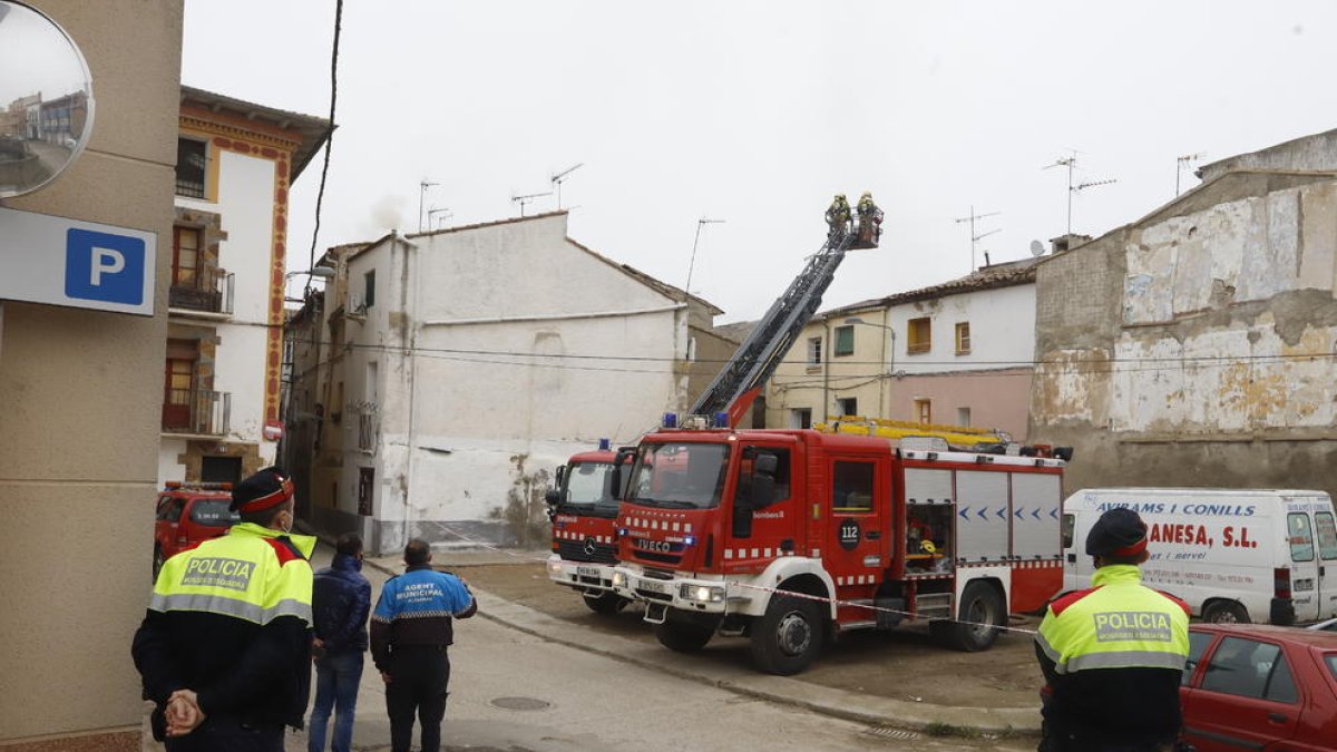 Los Bomberos sofocan un aparatoso incendio en una casa de Alfarràs
