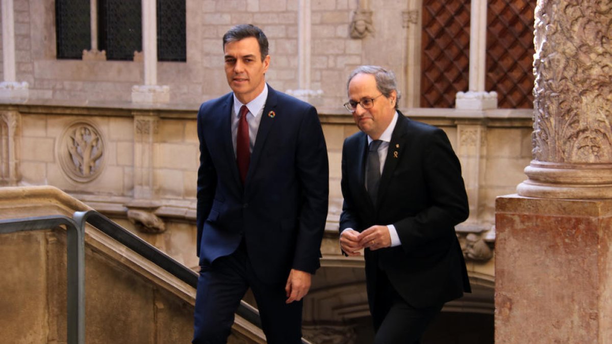 El president de la Generalitat, Quim Torra, i el cap del govern espanyol, Pedro Sánchez, abans de reunir-se a Palau el 6 de febrer .