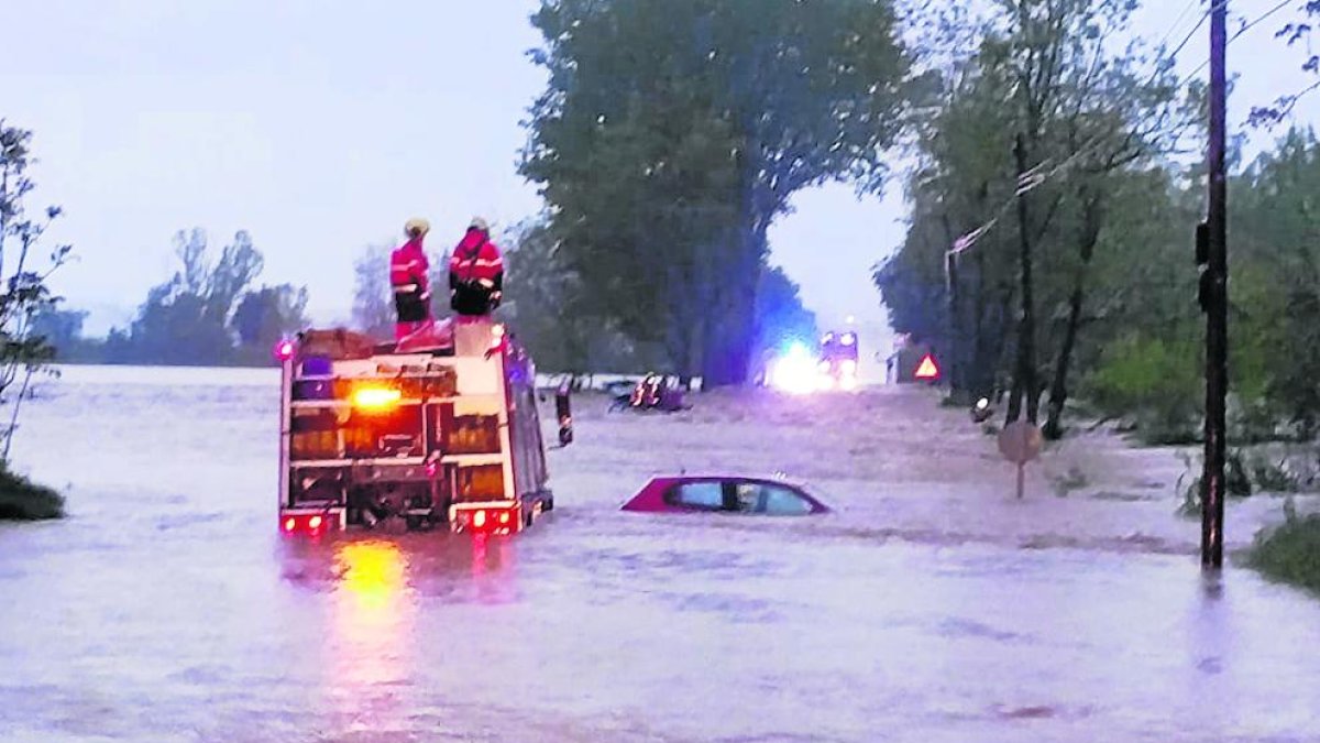 Los bomberos rescataron a dos personas atrapadas en un coche.