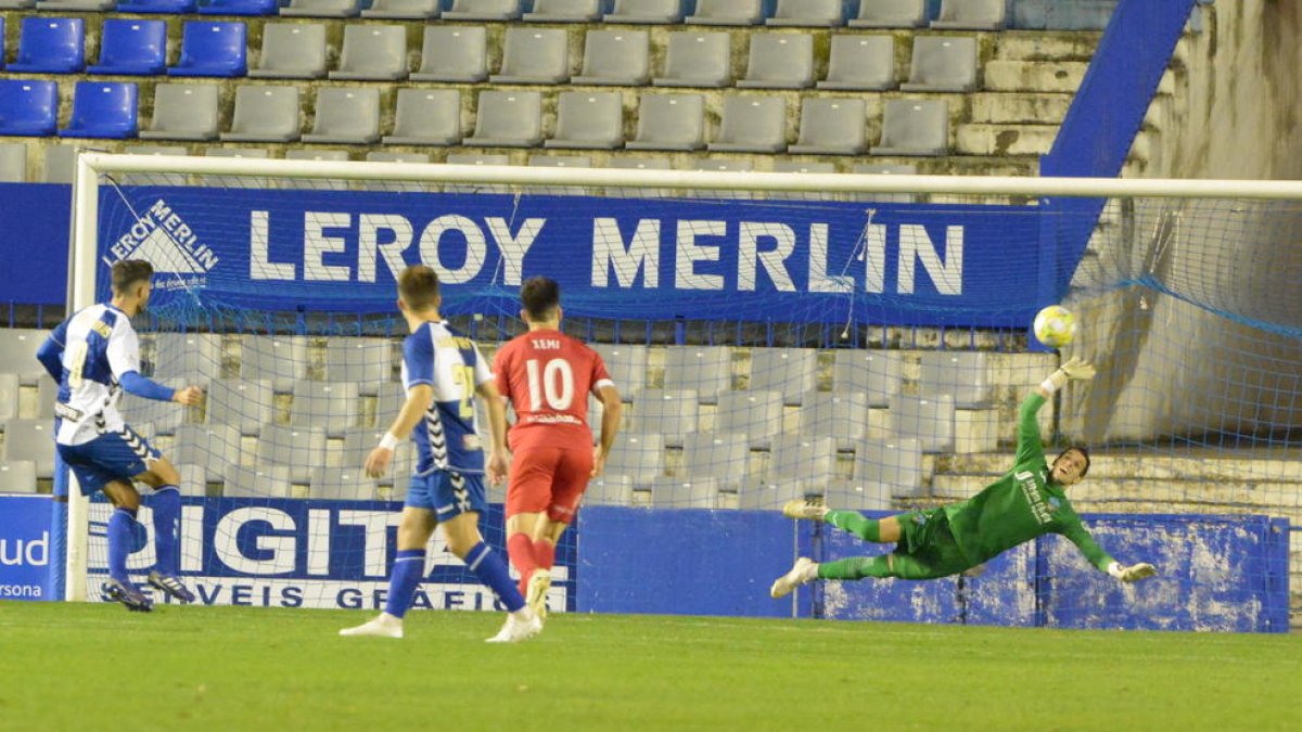 Els jugadors del Lleida, capcots després d’encaixar un dels quatre gols que li va marcar ahir el Sabadell.