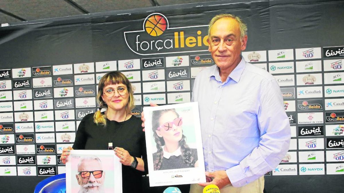 Montse Pociello, diseñadora del cartel de la campaña de abonados, y Félix González durante el acto de presentación de ayer.