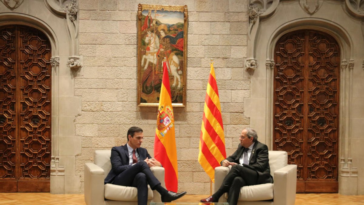 Els presidents Quim Torra i Pedro Sánchez, durant la reunió al Palau de la Generalitat del 6 de febrer.