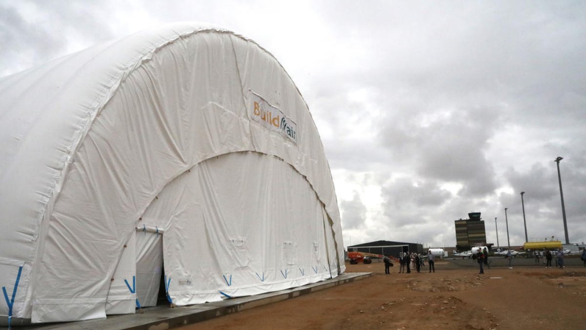 El hangar inflable instalado esta semana en Alguaire, con la terminal y la torre de control al fondo.