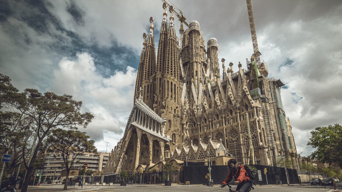 Insólita imagen ayer del entorno del templo de la Sagrada Família de Barcelona, casi desierto.