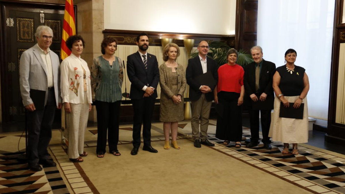 Troguet (2ª izquierda), ayer en el Parlament en la presentación de los nuevos miembros del CoNCA.