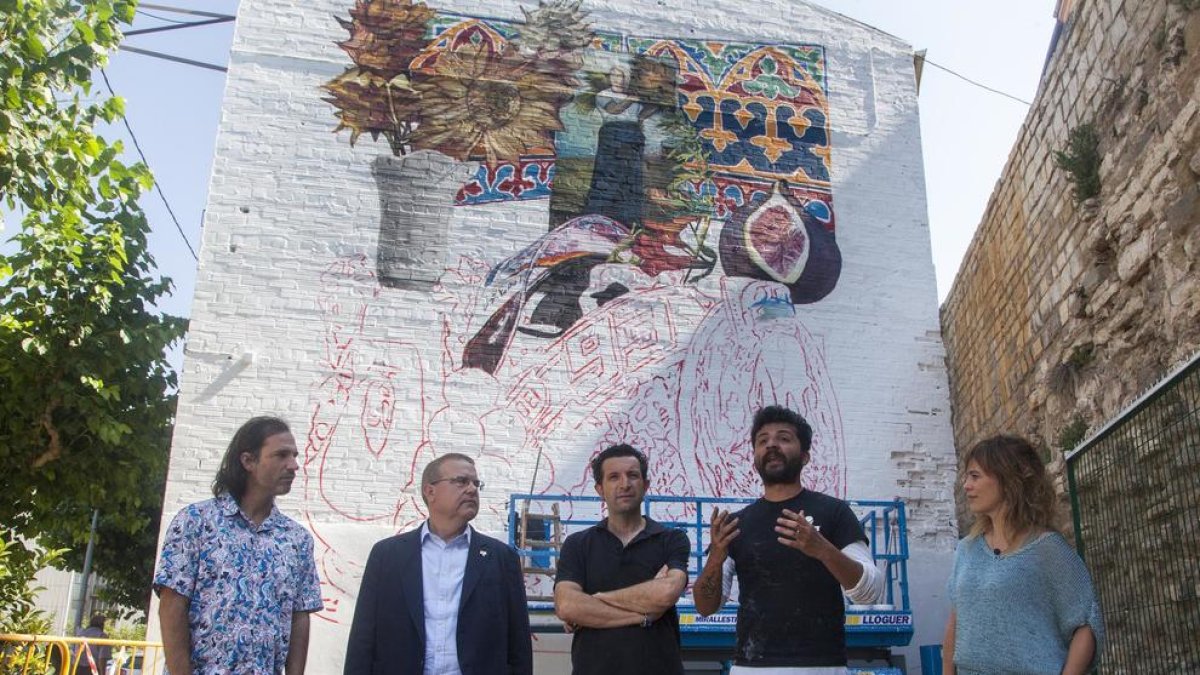 Presentació ahir del mural que pinta a Cervera l’artista argentí Nicolás Romero.