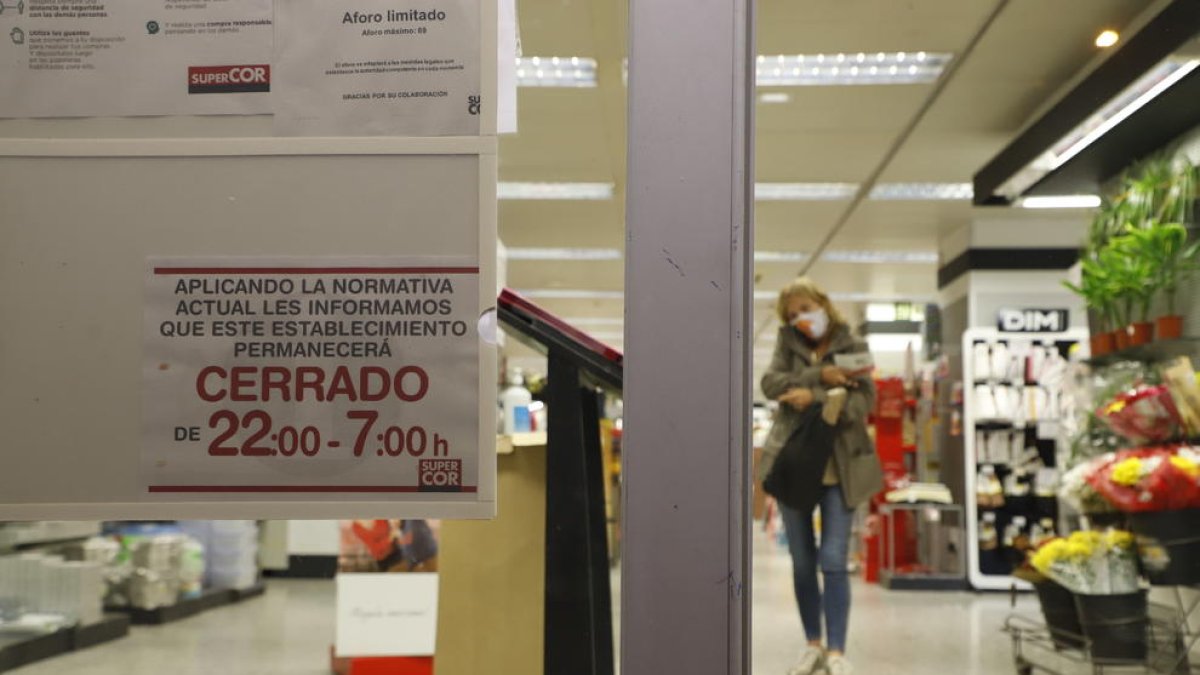 La Generalitat ya dictó que los comercios que abrían 24 horas deben cerrar a las diez de la noche.