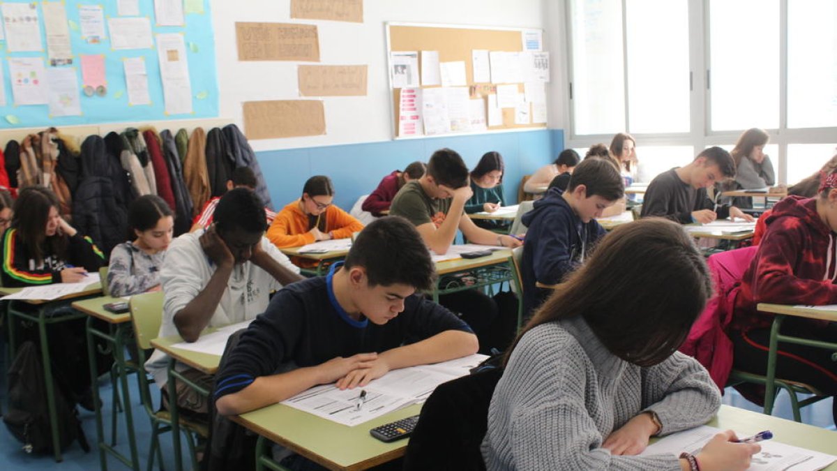 Alumnes de quart d’ESO a l’efectuar les proves el mes de febrer passat.