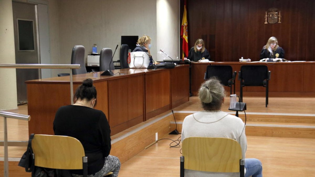 La mare –esquerra– i el padrastre –dreta–, ahir durant el judici a l’Audiència de Lleida.