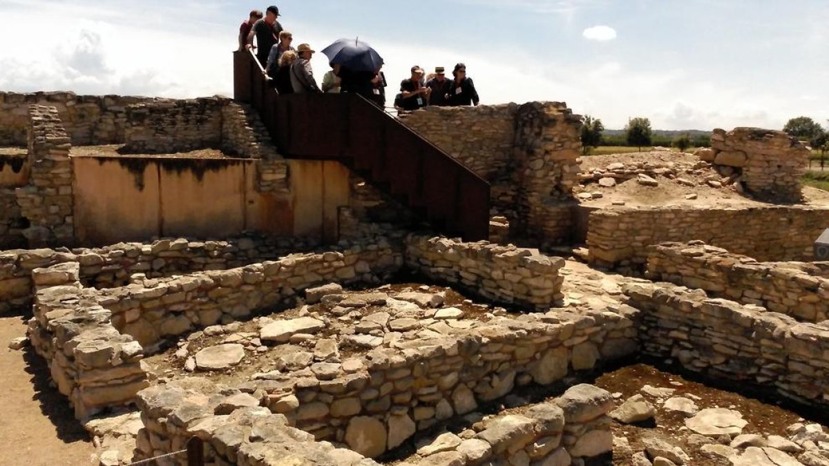 Visitantes en la fortaleza ibérica de Els Vilars de Arbeca, en junio del año pasado.