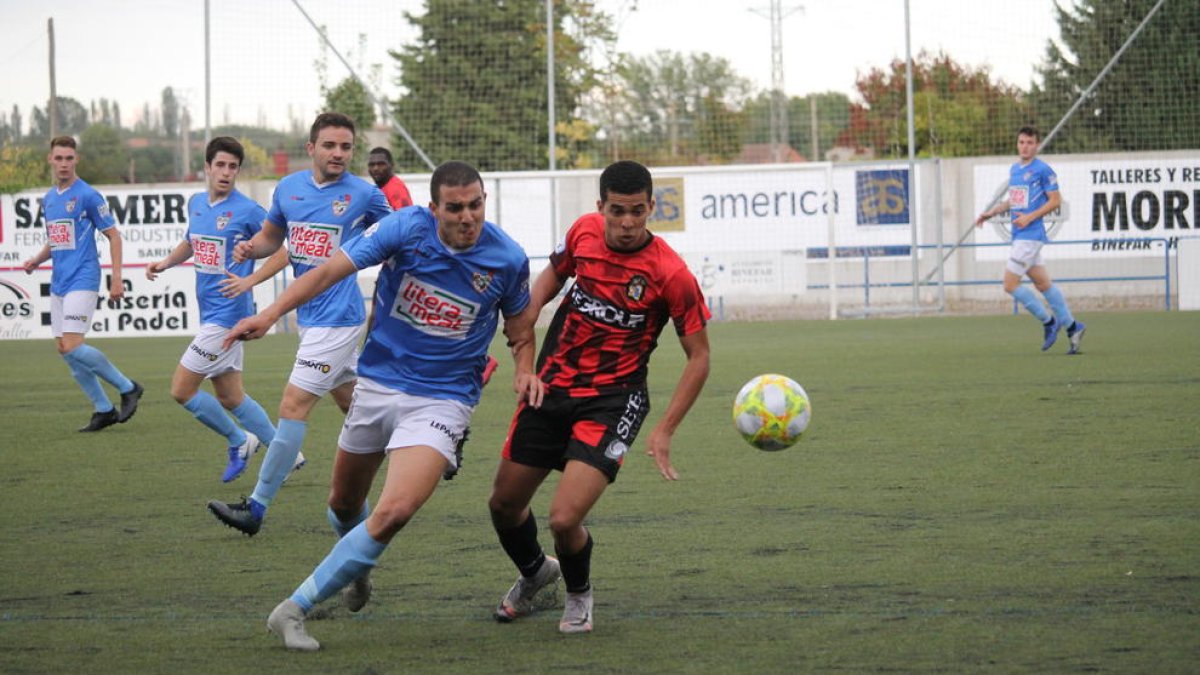 Una acción del partido de ayer entre el Binéfar y el Tamarit.