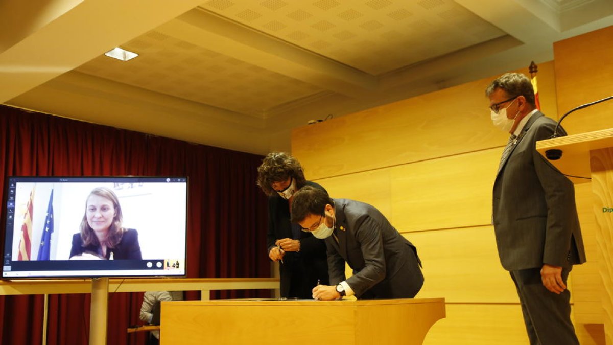 Talarn, Jordà y Aragonès firmaron el convenio en Lleida. Serret participó a través de videoconferencia.