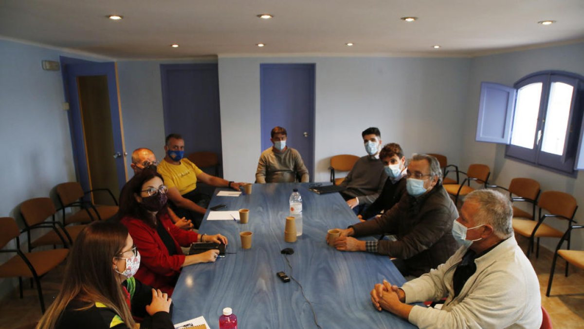 Alcolea i Pérez (quart i tercer per l’esquerra) a la sala de plens de l’ajuntament de Gimenells.