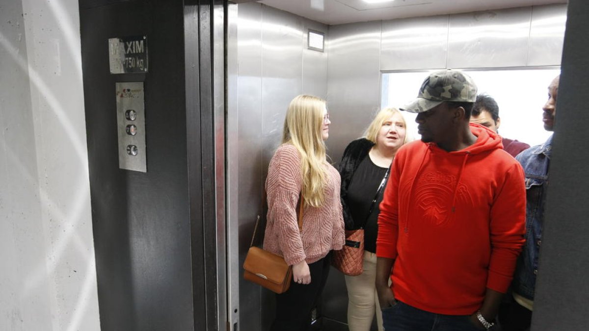 Unos ciudadanos utilizando el ascensor para subir a la Seu Vella. 