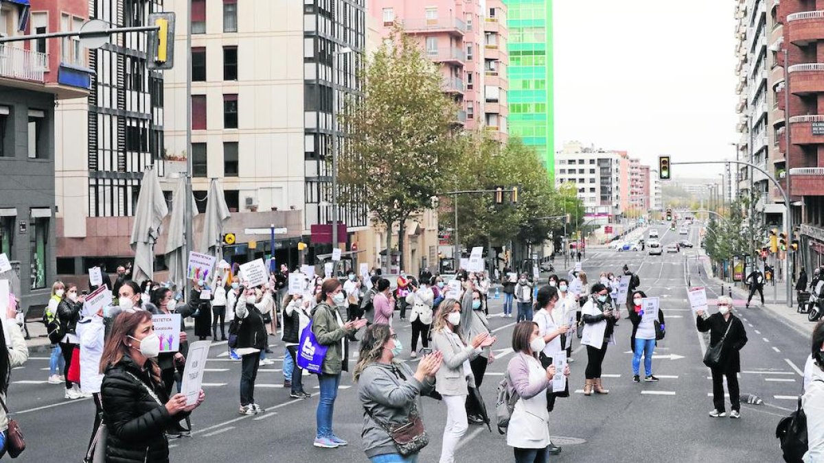 Al voltant de 120 treballadors del sector de l’estètica es van concentrar ahir a Lleida per exigir al Govern la reobertura dels seus negocis.