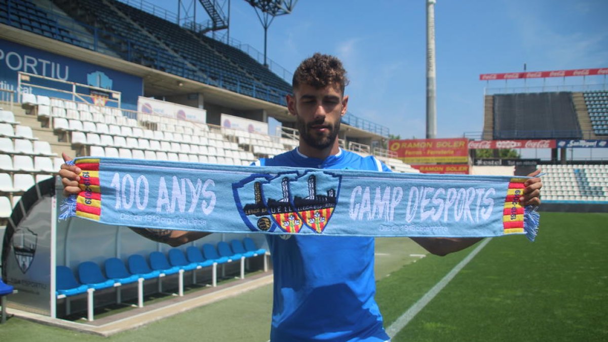 Adrián León, ahir al Camp d’Esports durant la presentació com a nou jugador del Lleida.