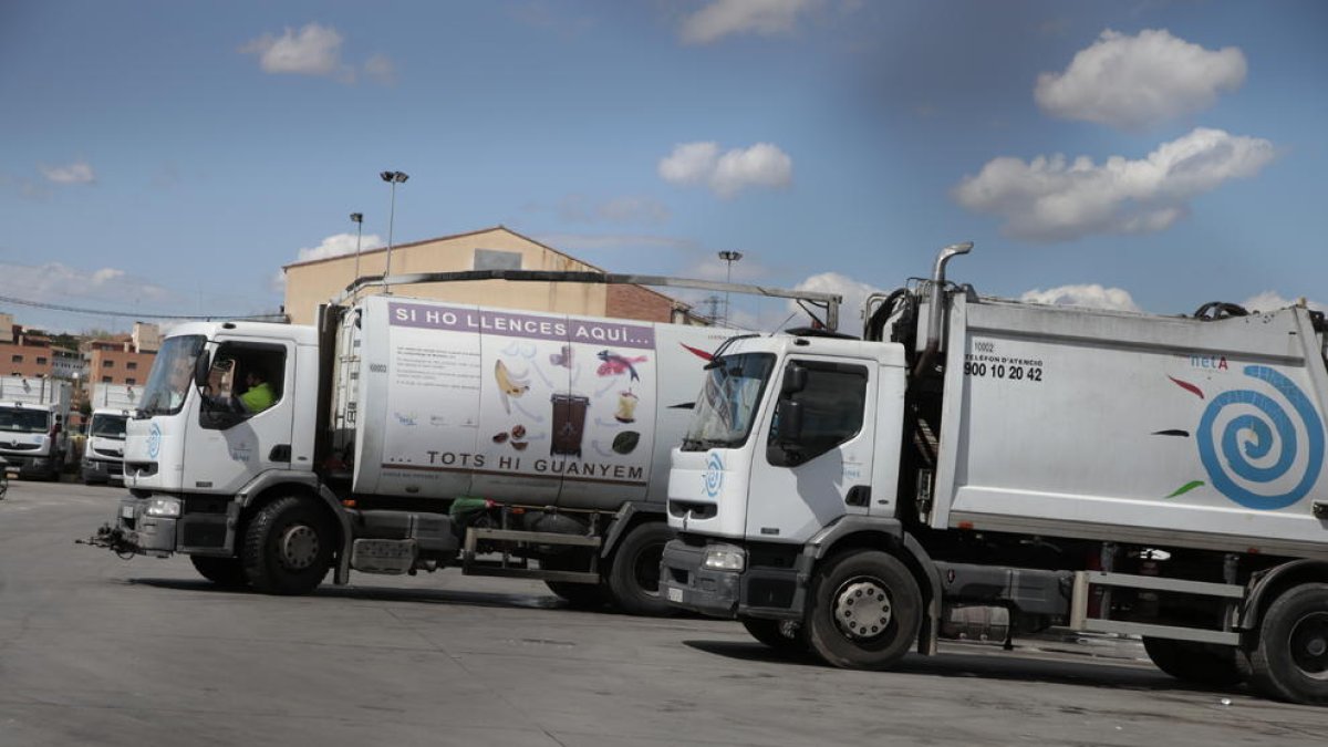 Vehicles de la concessionària de recollida d'escombraries a Lleida.