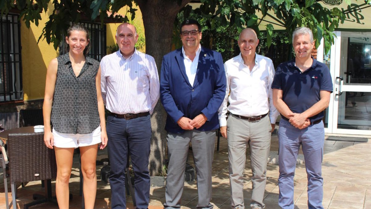 Ferran Aril en el centro, junto a representantes de los dos clubes.