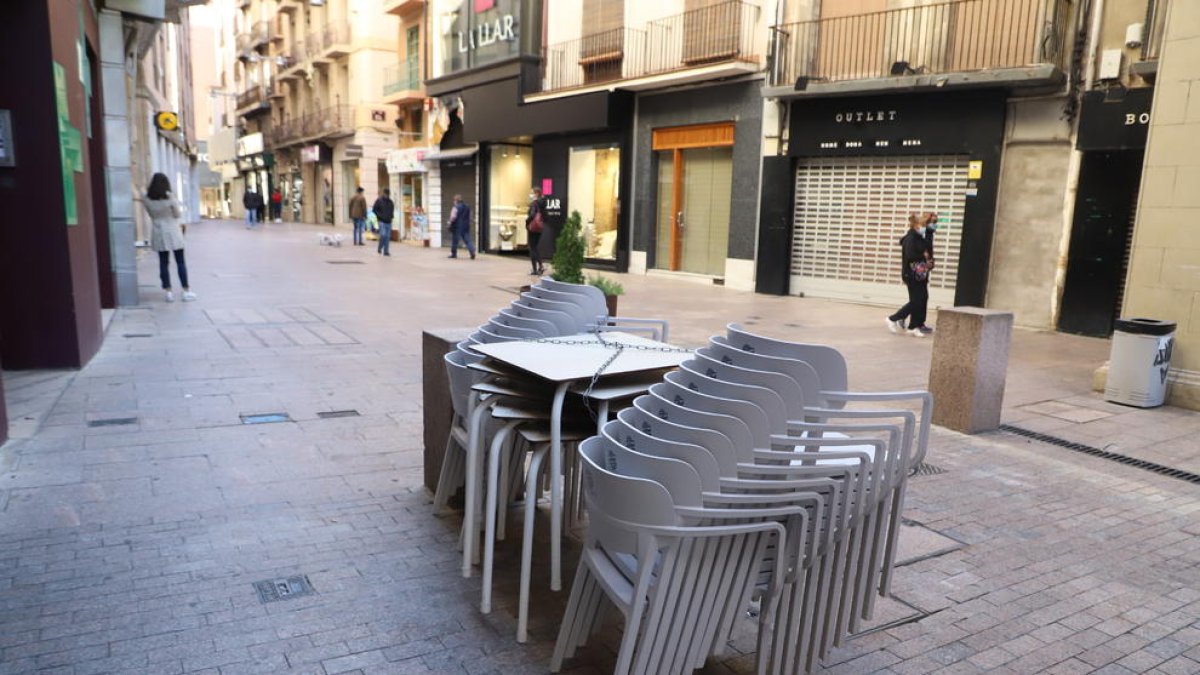 Les terrasses tornen a estar tancades, igual que durant la primavera i part de l’estiu.