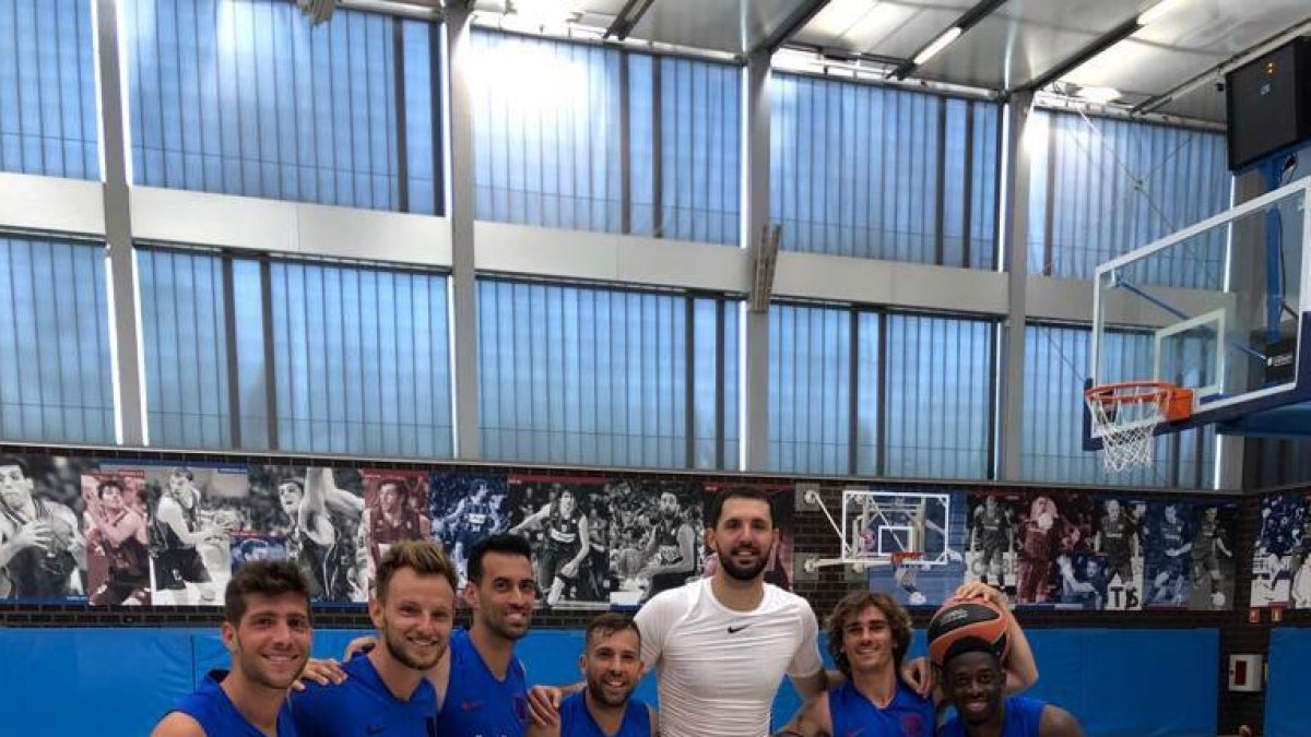 Visita sorpresa a Mirotic  -  Nikola Mirotic recibió ayer la visita, mientras se estaba entrenando, de seis jugadores de la primera plantilla de fútbol. Sergi Roberto, Rakitic, Sergio Busquets, Jordi Alba, Antoine Griezmann y Dembélé, sorprendi ...