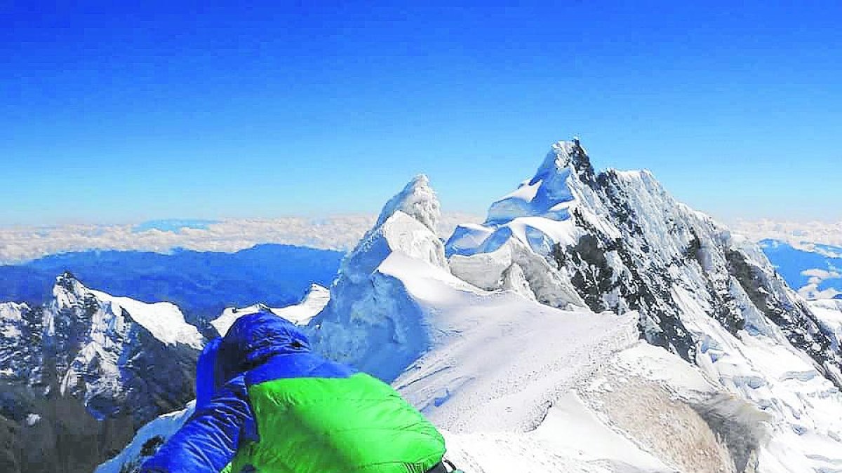 Arriba izquierda, Baró llegando a la cima del Sacsarayoc, también conocido como Pumasillo (garras de puma, en quechua). En las otras dos fotos suben por paredes de hielo. 